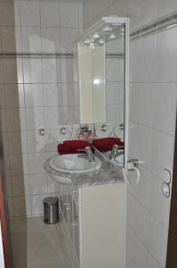 W łazience znajduje się umywalka i lustro. w obiekcie Feriendomizil Auszeit w mieście Wernigerode