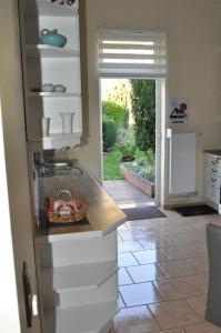 uma cozinha com um balcão e uma porta para um quintal em Feriendomizil Auszeit em Wernigerode