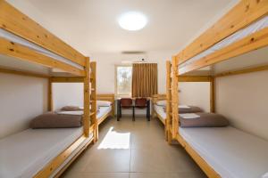 a room with four bunk beds and a table at SPNI Har Hanegev Field School in Mitzpe Ramon +14 photos