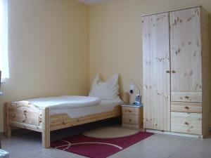 Postel nebo postele na pokoji v ubytování Gästehaus am Reiterhof Mutschler