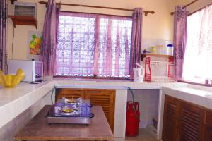 uma pequena cozinha com um fogão no meio em Cs Apartment Mombasa Mtwapa em Mombaça