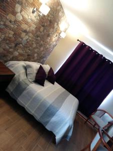 سرير أو أسرّة في غرفة في Lodging Quirinal