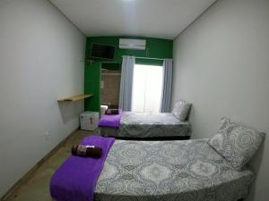 Säng eller sängar i ett rum på Pousada Cristal Dourado