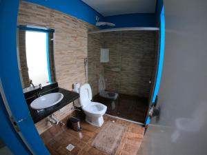 uma casa de banho com um WC, um lavatório e um chuveiro em Pousada Cristal Dourado em Mateiros
