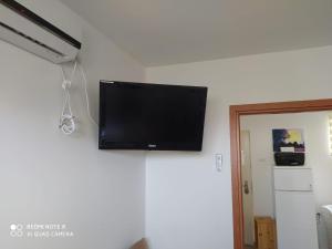 TV de pantalla plana colgada en la pared en the comfort place רותם המדבר, en Merhav Am