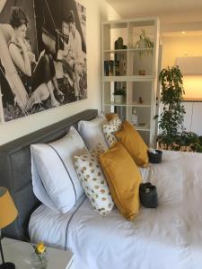 una cama con almohadas en una habitación en Villa van Brienen - Studio, en Dilsen-Stokkem