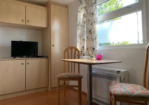 TV a/nebo společenská místnost v ubytování Chaletparc Krabbenkreek Zeeland - Hotel rooms "Terra Mare"