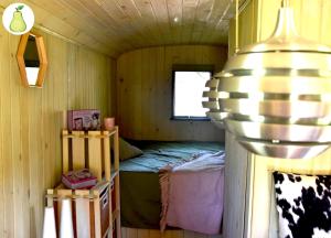 Habitación pequeña con cama y ventana en Modra Farma, en Pliešovce