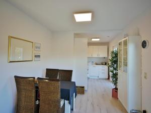 a dining room with a table and chairs and a kitchen at Fewo Haus Bellevue - inkl. MeineCard+ in Willingen