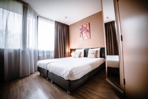 A bed or beds in a room at Hotel De Elderschans