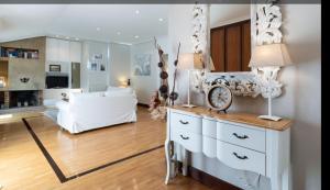 sala de estar con cama blanca y cómoda blanca en LARRAITZ en San Sebastián