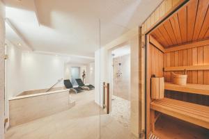 a room with a glass door leading to a bathroom at Kneipp-Kurhotel Steinle in Bad Wörishofen