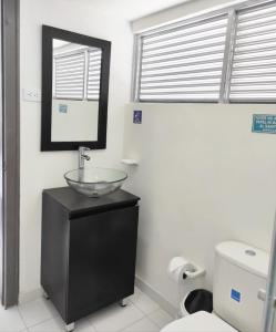 un baño con lavabo e inodoro en Hotel Fermín, en Santa Rosa de Cabal 14 fotos más