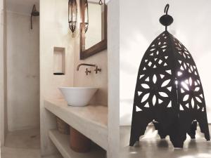 La salle de bains est pourvue d'un lavabo et d'un miroir. dans l'établissement Riad Dar-K, à Marrakech