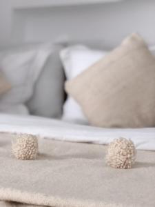 - un lit blanc avec des oreillers blancs et 2 balles dans l'établissement Riad Dar-K, à Marrakech 80 autres photos