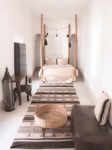 1 dormitorio con cama, sofá y mesa en Riad Dar-K, en Marrakech