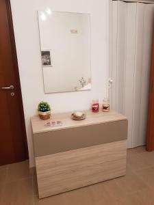 een kaptafel in een kamer met een spiegel bij LA MAISON - CRISPIANO in Crispiano