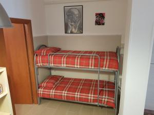 een kamer met twee stapelbedden in een kamer bij LA MAISON - CRISPIANO in Crispiano