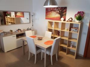 een eetkamer met een tafel en stoelen bij LA MAISON - CRISPIANO in Crispiano +21 foto's