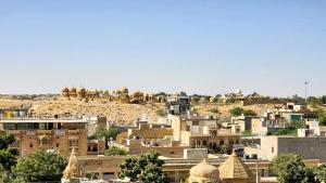 Stadtbild einer Stadt mit Gebäuden und Moscheen in der Unterkunft Hotel Classic Jaisalmer in Jaisalmer