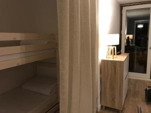 Bunk bed o mga bunk bed sa kuwarto sa Charmant studio cabine COSY à 100 m des pistes