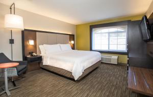 Habitación de hotel con cama y TV en Holiday Inn Express Prescott, an IHG Hotel, en Prescott