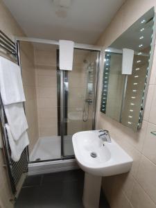 Vonios kambarys apgyvendinimo įstaigoje Reading Budget Apartments