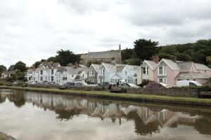 eine Reihe von Häusern neben einem Fluss in der Unterkunft Stratton Gardens in Bude