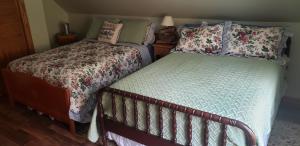 a bedroom with a twin bed and a bed sidx sidx sidx sidx at Cozy Country Farm Stay in Fredonia