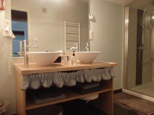 a bathroom with two sinks and a shower at Chambres d'Hôtes Le Tilleul in Saint-Hilaire-des-Loges