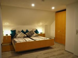 1 dormitorio con 1 cama grande con almohadas azules en Dahoam, en Salzweg