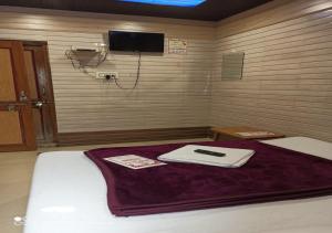 1 dormitorio con 1 cama con aro de baloncesto en la pared en Hotel Raahat Palace en Ajmer