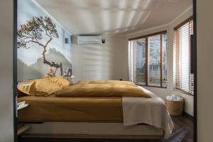 1 dormitorio con 1 cama con un mural en la pared en Вила Франк/Villa Frank en Enina