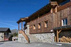 um edifício de madeira com escadas em frente em Chalet Iseran em Bourg-Saint-Maurice