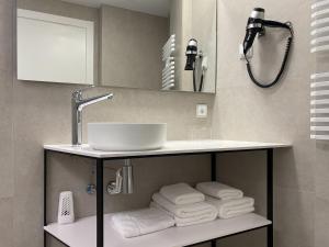 A bathroom at Apartaments y Habitacions Entre Volcans