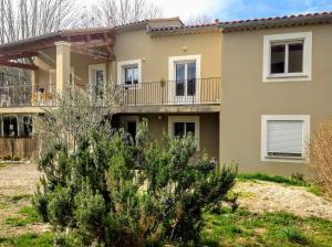 een huis met een veranda en een balkon bij Villa La Patachou in Malaucène