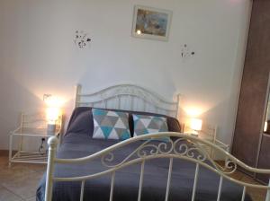 een slaapkamer met een bed met twee lampen erop bij Villa La Patachou in Malaucène