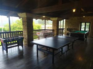 una habitación con mesas de ping pong en una terraza en Casa Bama, en Bama