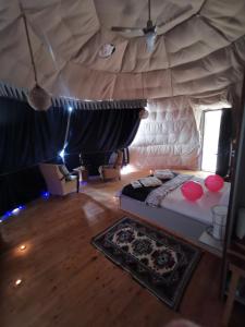 A bed or beds in a room at Türkdomes Glamping