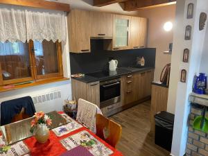 Köök või kööginurk majutusasutuses Chata pod javorem