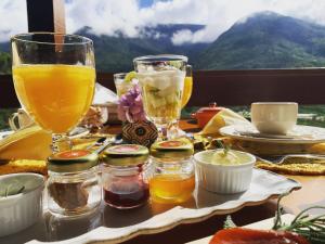 a table with two glasses of drinks on a table at Flor de Café Pousada in Pedra Menina