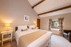 ブランプトンにあるScotch Arms Mews Bed & Breakfastのベッドルーム(大型ベッド1台、窓付)
