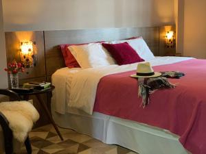 Un pat sau paturi într-o cameră la Flor de Café Pousada