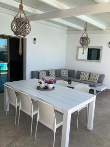 a white table and chairs in a living room at LA ERA IDEAL PARA EL RELAX in Roque