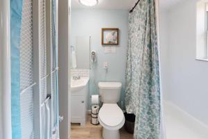 ein kleines Badezimmer mit Toilette und Waschbecken in der Unterkunft The Comfi Coral - Apartment Home Studio D in Baytown