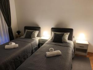 dwa łóżka z ręcznikami na nich w sypialni w obiekcie Apartman Lana w mieście Gospić