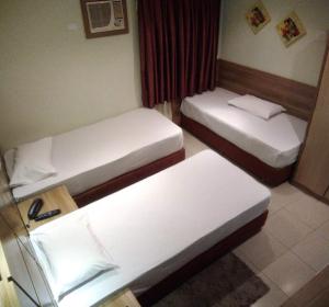 Habitación con 2 camas en una habitación de hotel en Hotel Luni, en São Paulo