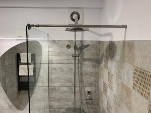 una ducha con puerta de cristal en un baño en Mery Deluxe Apartment, en Galaţi 62 fotos más