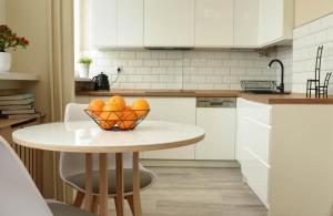 傑爾若紐夫的住宿－Apartament Studio Klasztorna，厨房里的桌子上放着一碗橙子