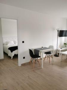 een slaapkamer met een bed en een tafel en stoelen bij Seijo in Villalba